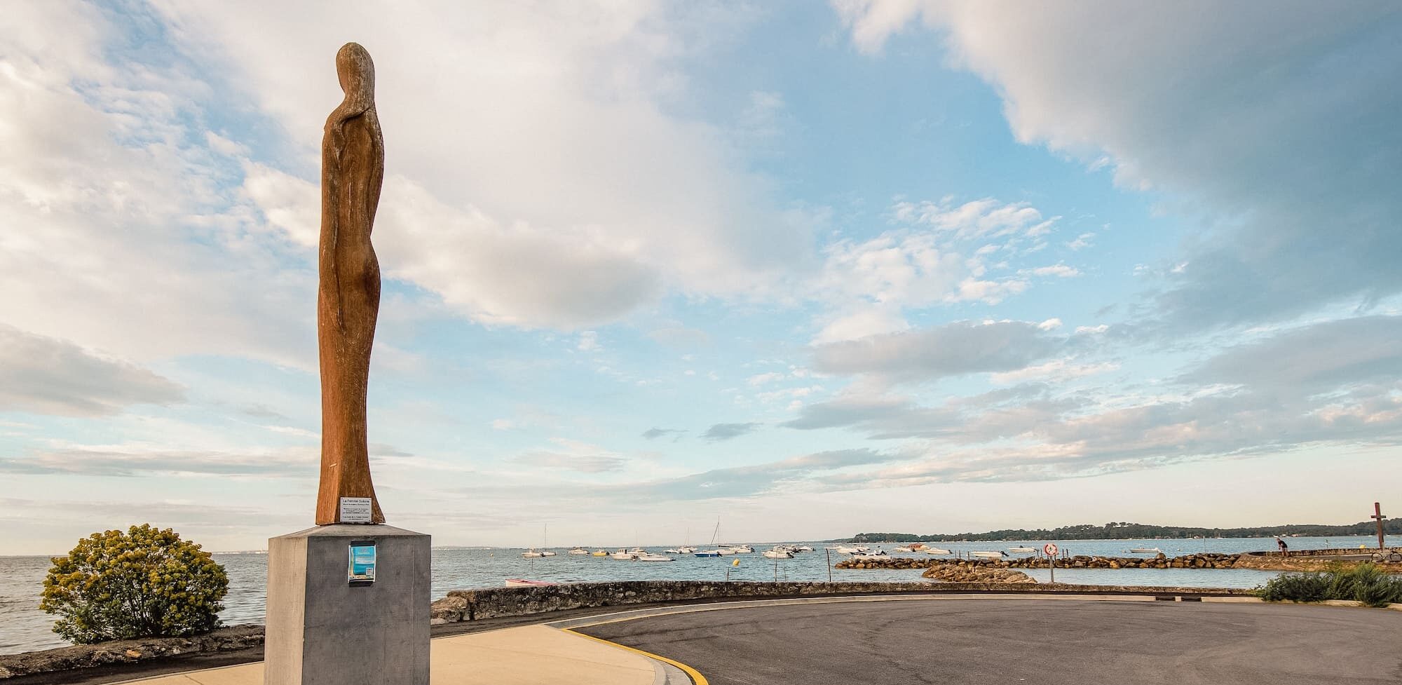 Camping pasteur Arès centre statue